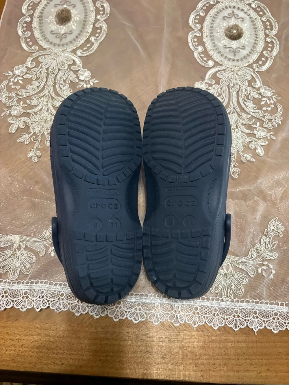 Men’s size 9 Navy Clog Shoes with Fun Charms excellent condition